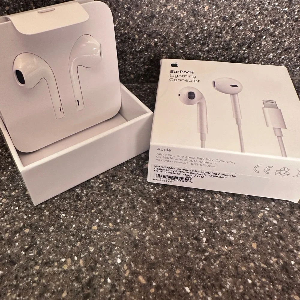 Apple EarPods with Lightning Connector - Classic White